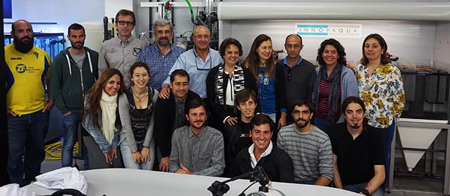 Equipo departamento de Biolog&iacute;a Aplicada US, personal de Innovaqua, posando junto con los equipos de turbidez /@misPeces
