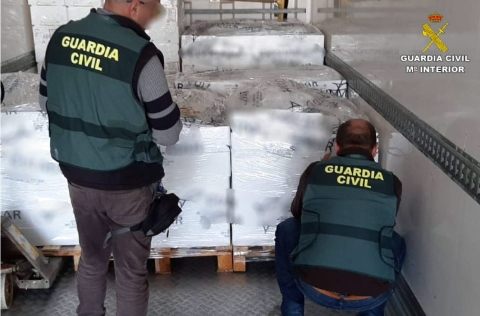 Agentes Seprona precintando pescado acuicultura