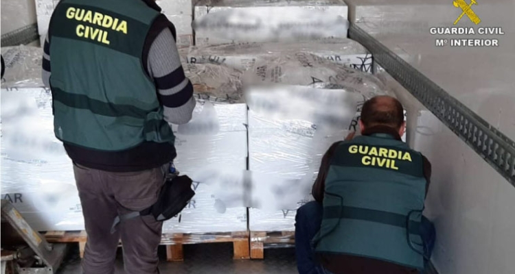 Agentes Seprona precintando pescado acuicultura Agentes Seprona precintando pescado acuicultura