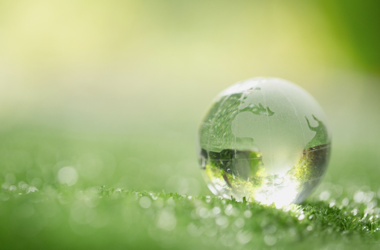 Gota de agua verde con el mundo Gota de agua verde con el mundo