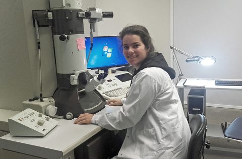 Alicia L. Bruzos, USC en microscópio