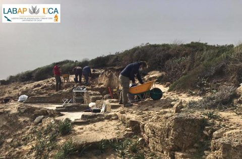 Investigadores Universidad Cádiz trabajando en Arqueostra