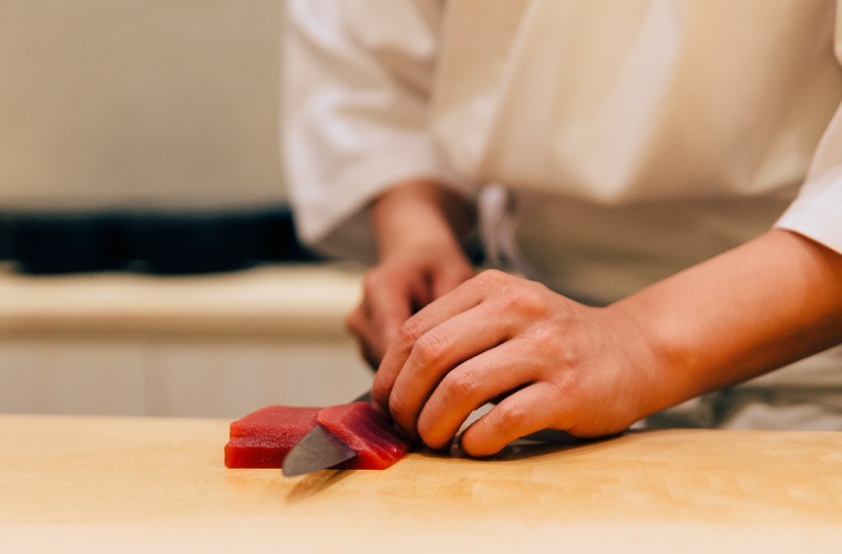 cocinero con atún rojo cocinero con atún rojo