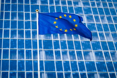 Bandera de Europa, edifición cristales