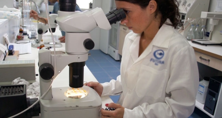 biologa-microscopio