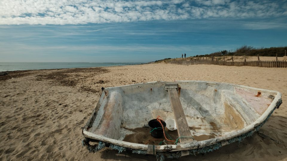 Bote abandonado en la costa