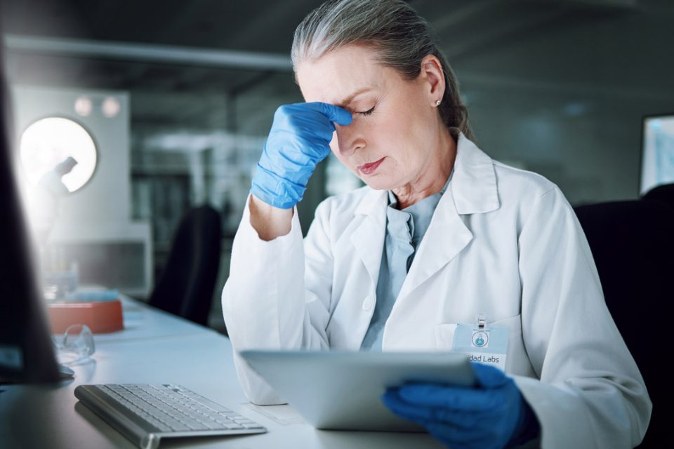Investigadora con dolor de cabeza