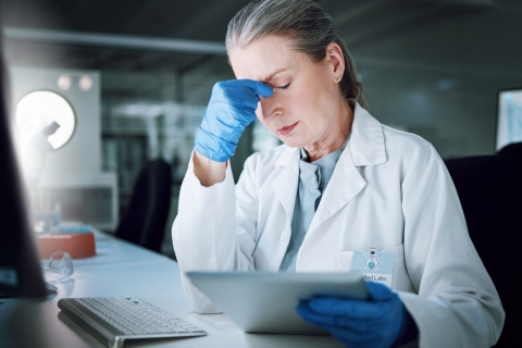 Investigadora con dolor de cabeza