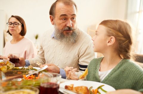 Familia comiendo pescado en Italia
