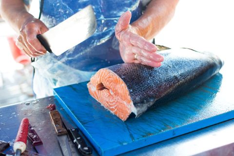 cortando-salmon-cuchillo