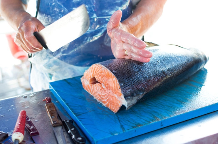 cortando-salmon-cuchillo cortando-salmon-cuchillo