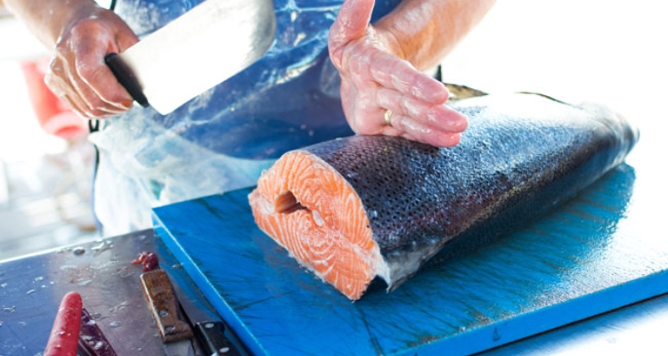 cortando-salmon-cuchillo cortando-salmon-cuchillo