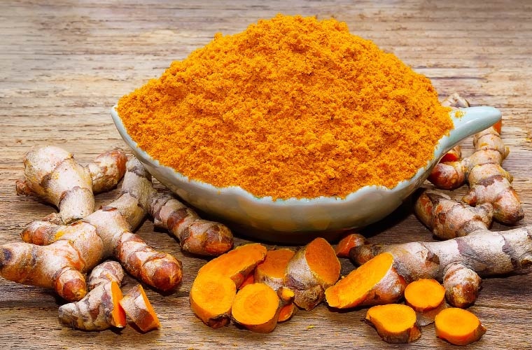 Cúrcuma (Curcuma longa) Cúrcuma (Curcuma longa)
