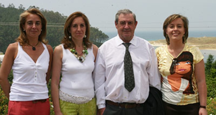 D. Román Arregui del Valle acompañado de sus hijas