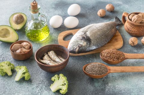 Dorada con alimentos que continenen Omega3