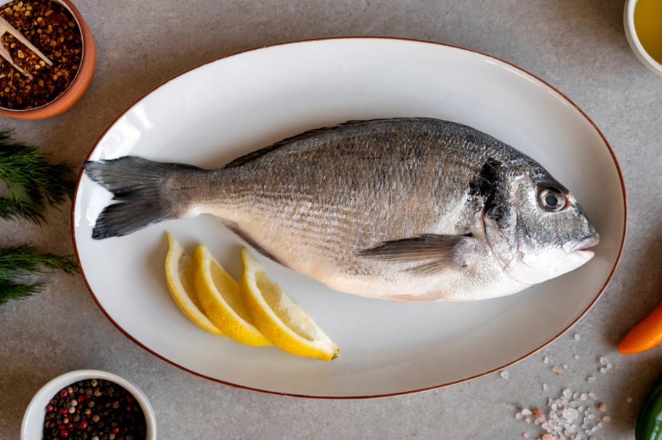 Dorada fresca sobre plato