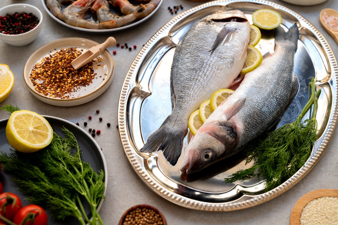 Dorada y lubina fresca sobre bandeja