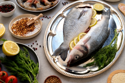 Dorada y lubina fresca sobre bandeja