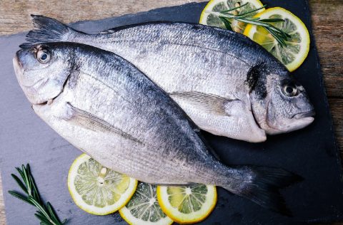 Doradas con limones sobre plato pizarra