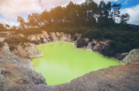 estanque sulfuroso verde