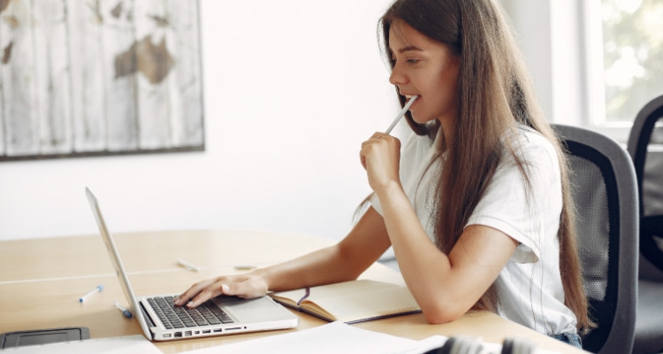 Estudiante con ordenador portatil Estudiante con ordenador portatil