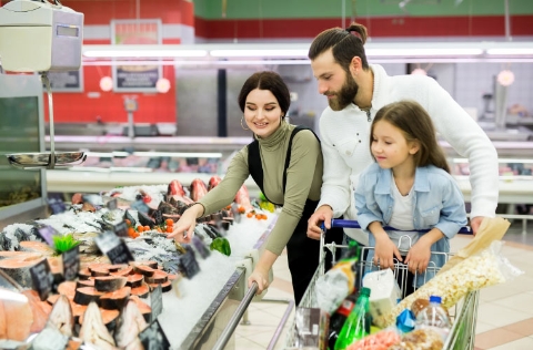 Familia comprando pescado
