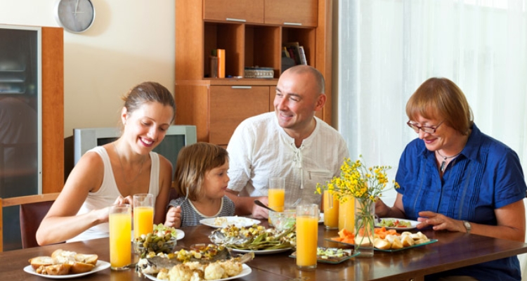 familia-mesa-comiendo