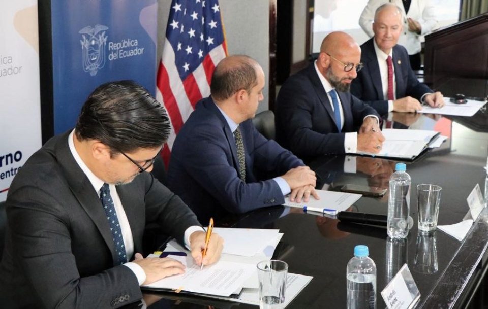 Firma convenio confidencial FDA y Viceministro Acuacultura Ecuador