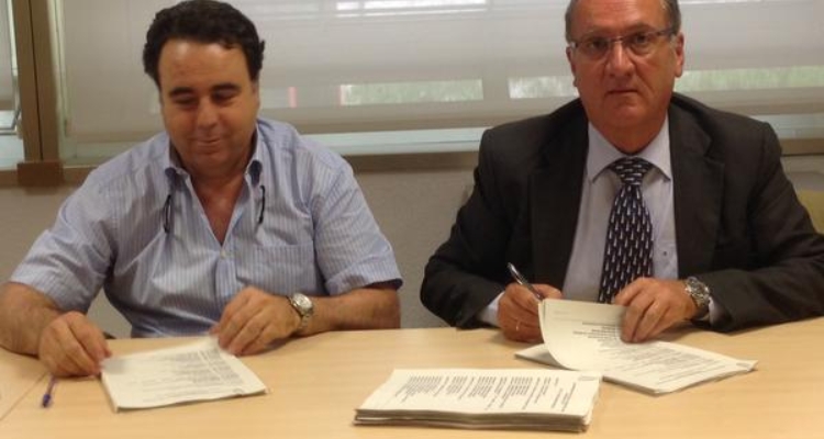 Representantes APROMAR durante firma convenio