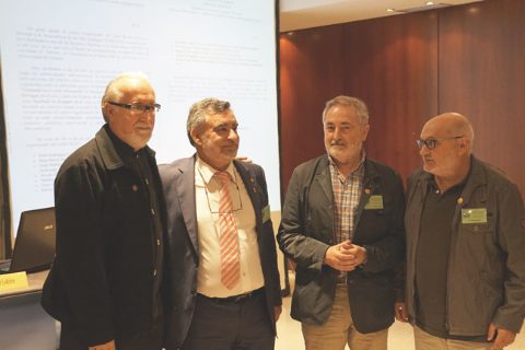 César Lodeiros hace entrega de la insignia de la U. Oriente, Venezuela