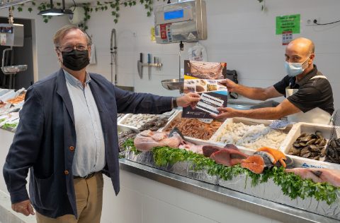Juan Manuel García de Lomas en una pescadería de San Fernando