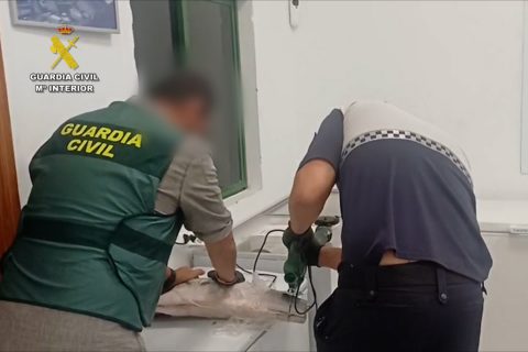 La Guardia Civil desarticula una trama dedicada al robo de lubinas en una granja marina de Gran Canaria