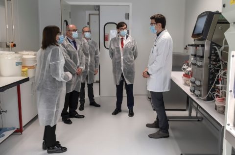 Salvador Illa, ministro de Sanidad durante una visita a las instalaciones de HIPRA. Diciembre 2020