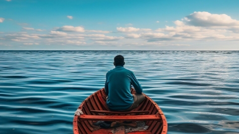 Hombre en un barco mira el océano vacío