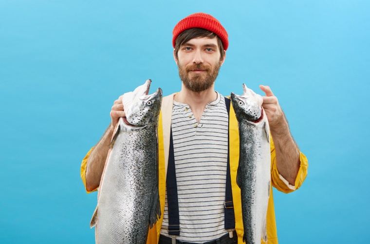 Hombre con dos salmones Hombre con dos salmones