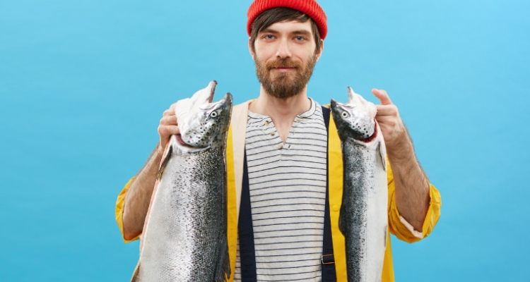 Hombre con dos salmones Hombre con dos salmones