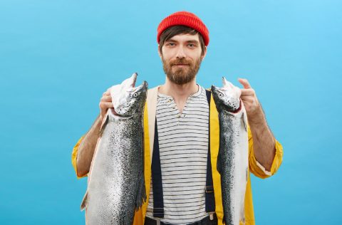 Hombre con dos salmones