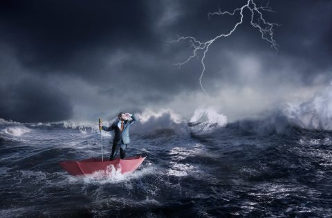 Hombre frente a la tormenta