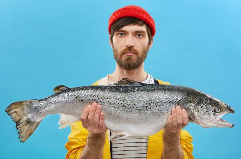 Hombre con salmón Atlántico
