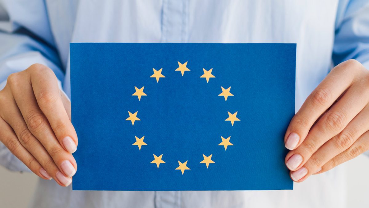 Hombre sostiene bandera de UE