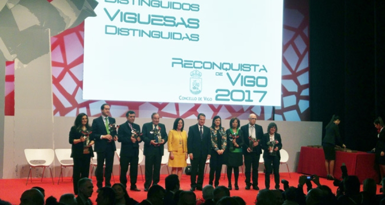Representantes IEO Vigo reciben medalla ciudad