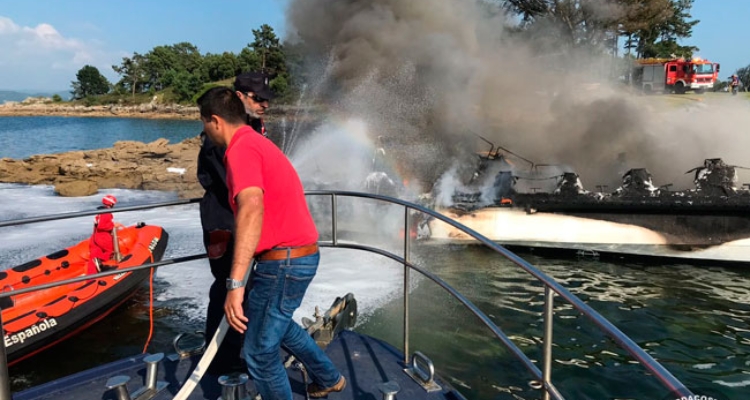 incendio-catamaran-arousa