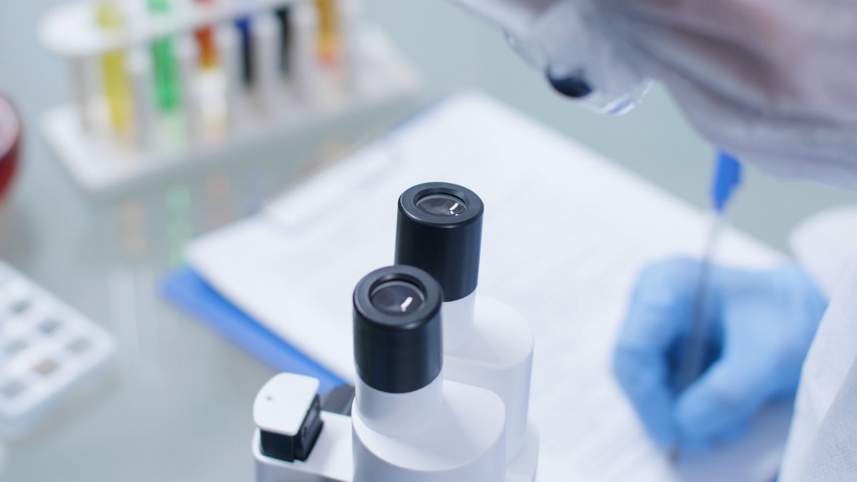Investigador microscopio