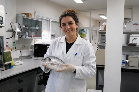 Investigadora con dorada grande