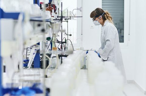 Investigadora en laboratorio con mascarilla