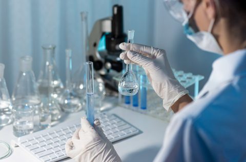 Investigadora en laboratorio