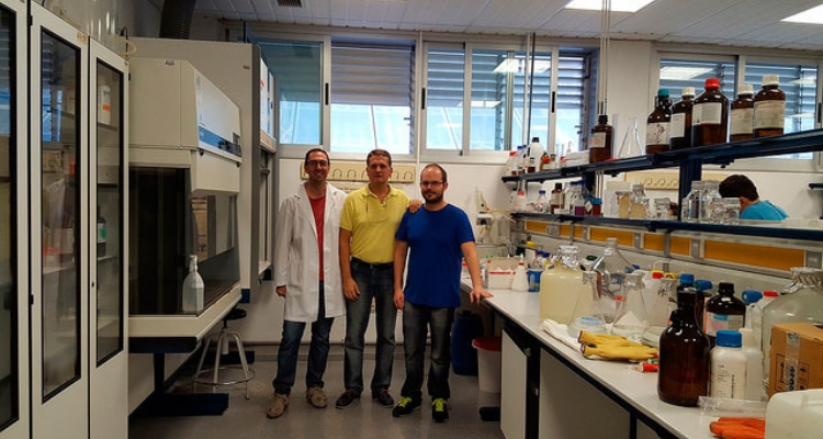 investigadores-fotobiorreactor-microalgas-ual