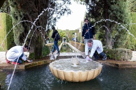 Investigadores toman muestras en una fuente |UGR