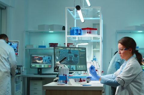 Investigadores en laboratorio