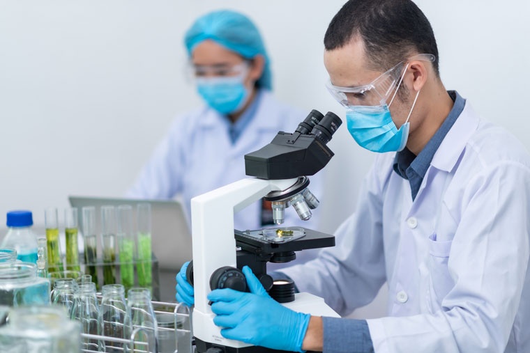 laboratorio-microalgas-investigadores-760 laboratorio-microalgas-investigadores-760